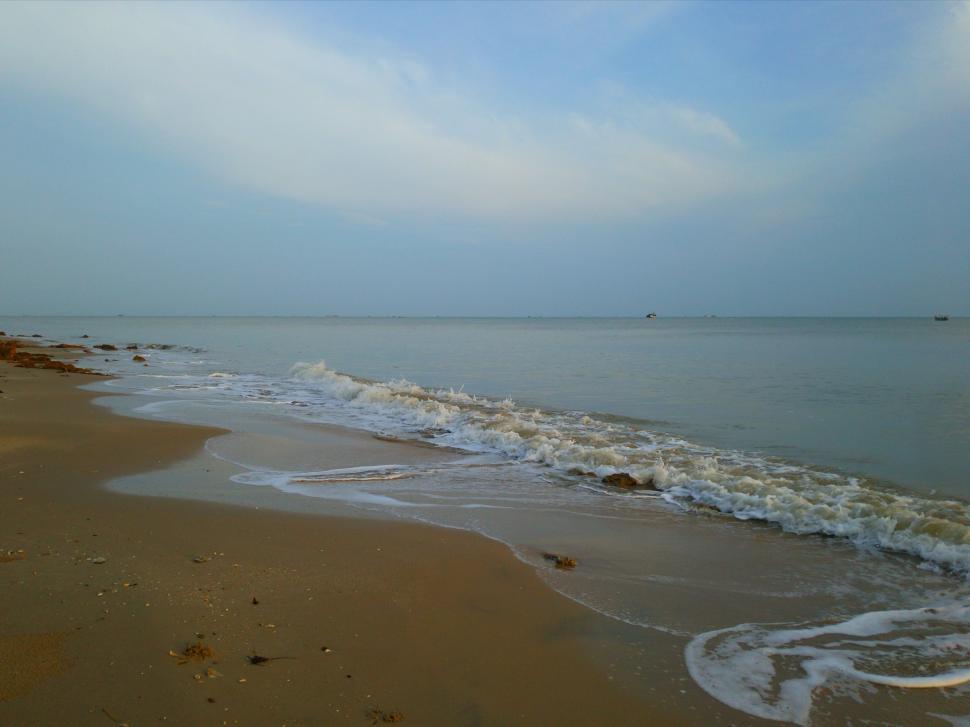 Free Image of Natural beach and calm sea wave, view of the ocean in the morning  