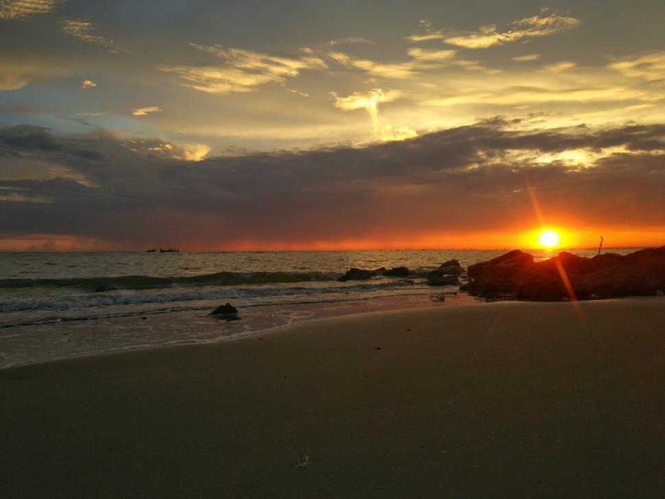 Free Image of Scenic view of Ocean Sunrise  