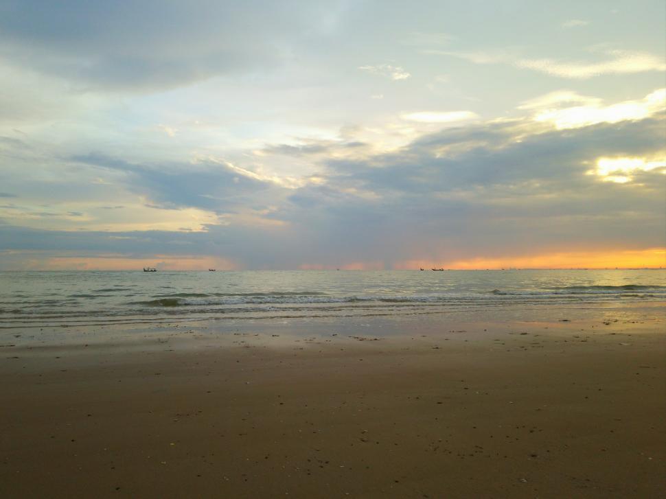 Free Image of Natural beach and dawn sky  