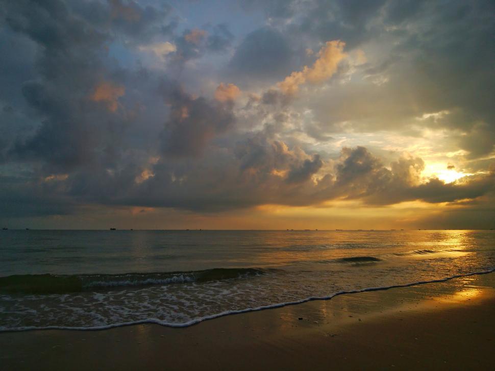 Free Image of Cloudy Sunrise above the sea  