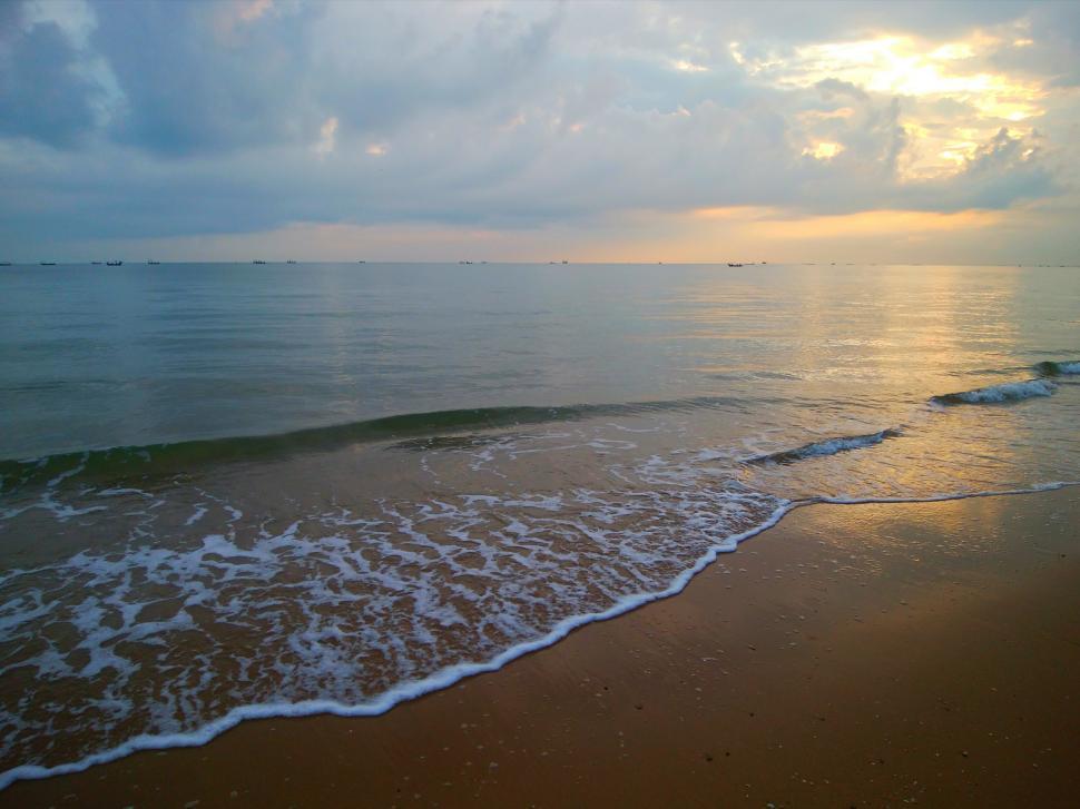 Free Image of Beautiful morning on the beach  