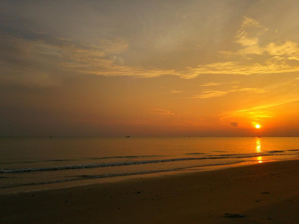 Free Image of Sunrise above the sea and reflection on the sea water  