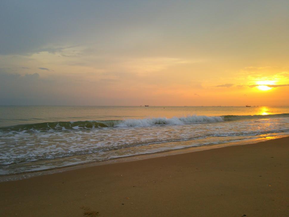 Free Image of Beautiful sunrise on the beach  