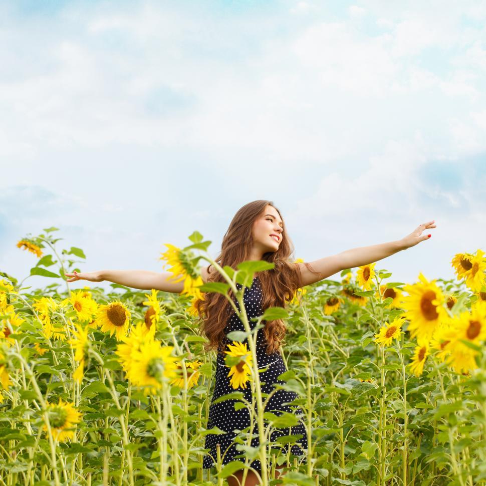 Free Image of Beautiful girl out in the sunflowers 
