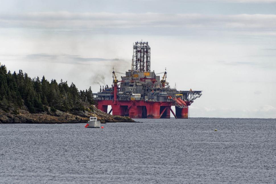 Free Image of Drill rig and fishing boat 