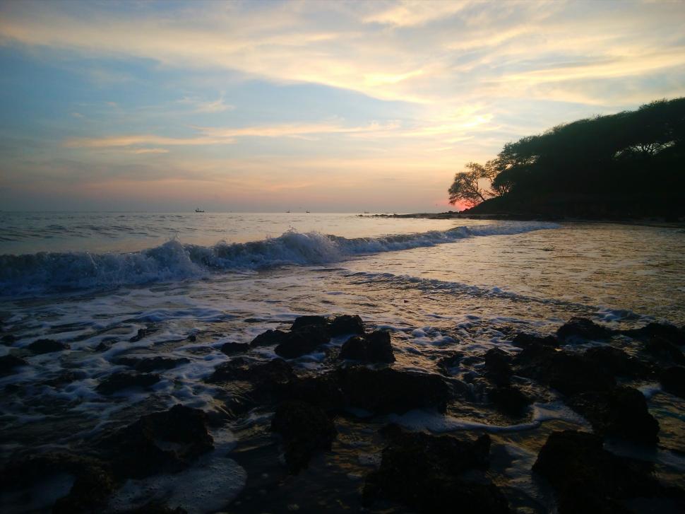 Free Image of Ocean view at dawn  