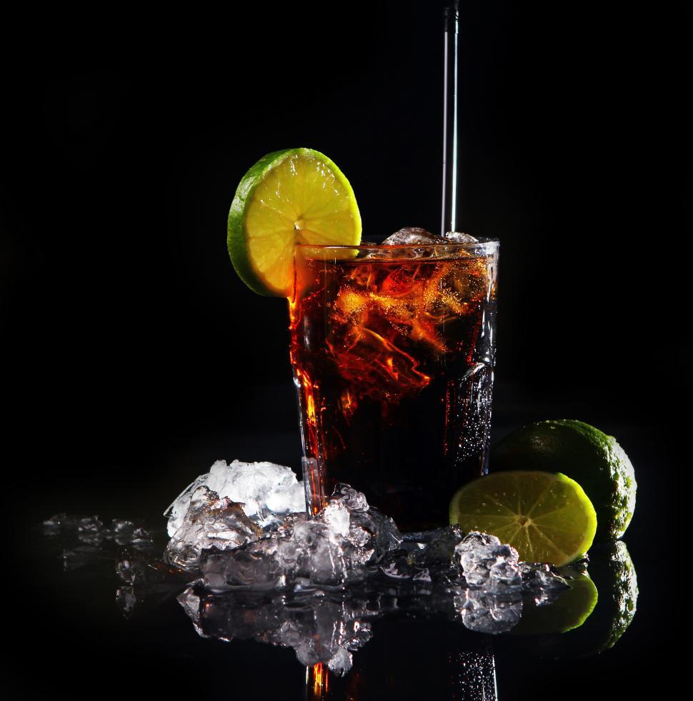 Free Image of Fresh cola drink with green lime 