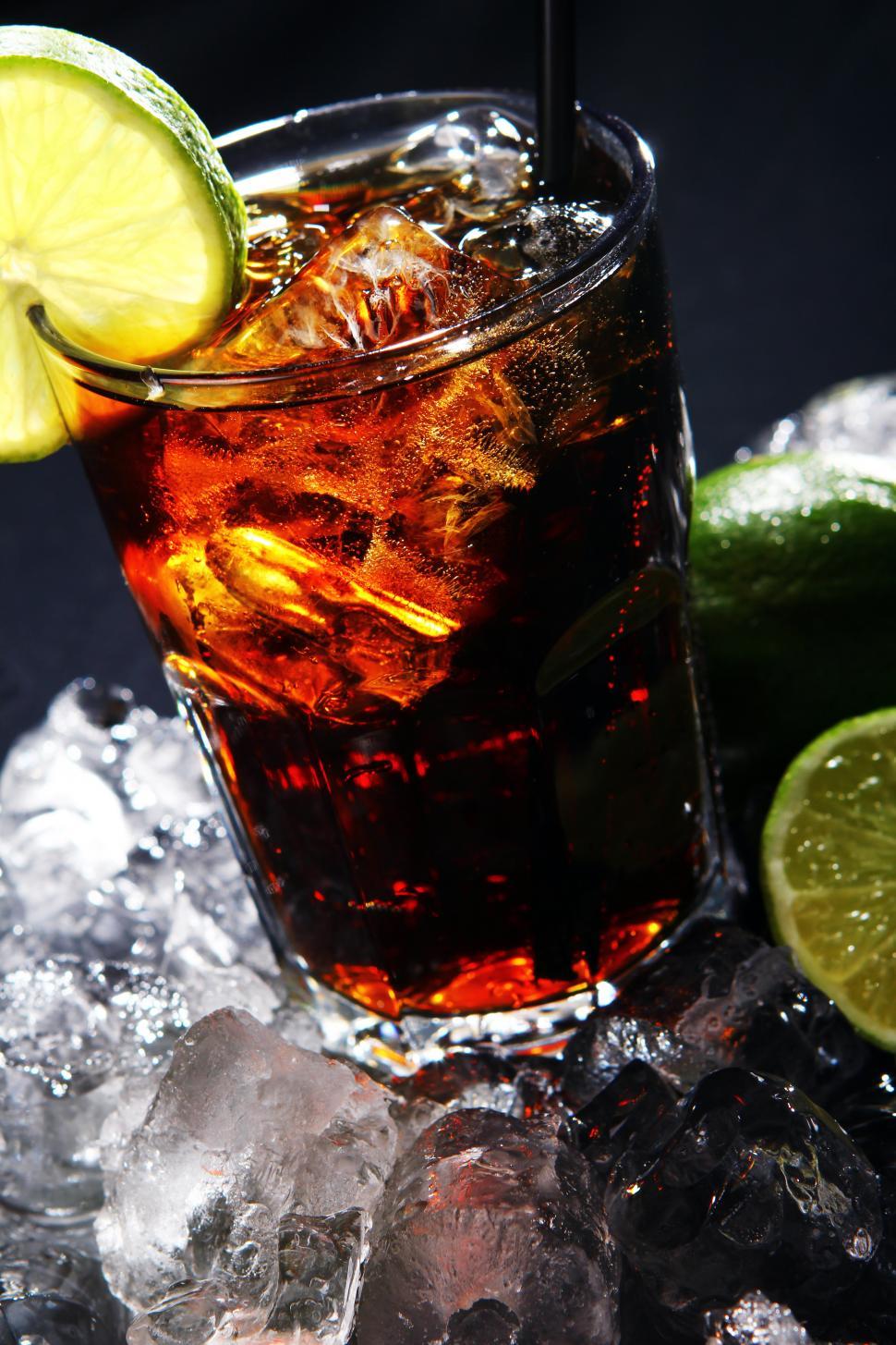 Free Image of Fresh cola drink with green lime and ice 