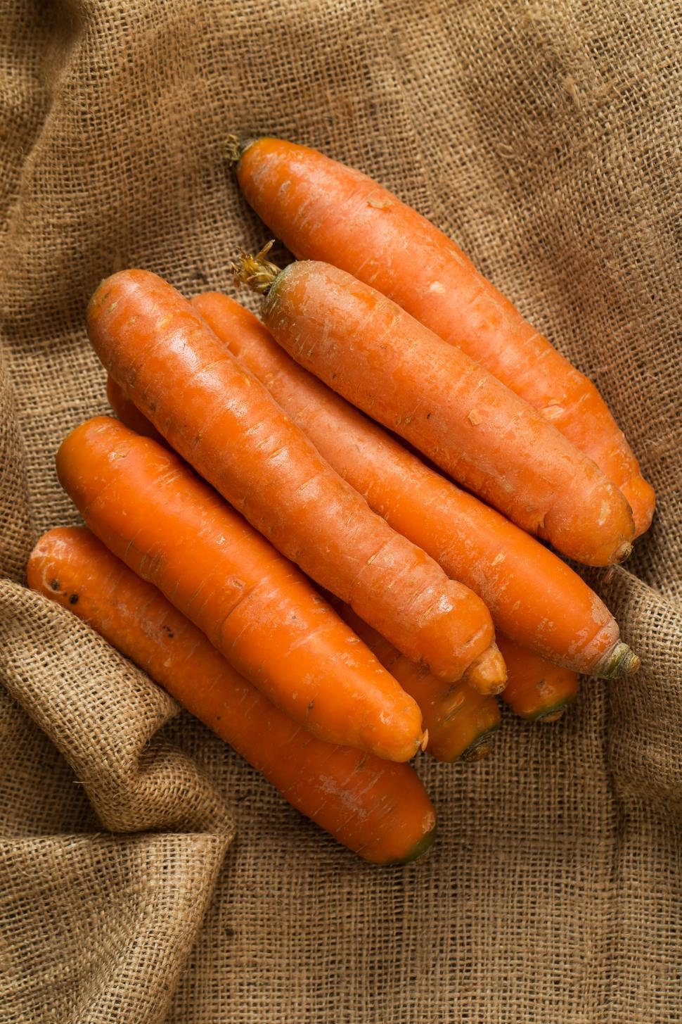 Free Image of Carrots on burlap fabric blanket 