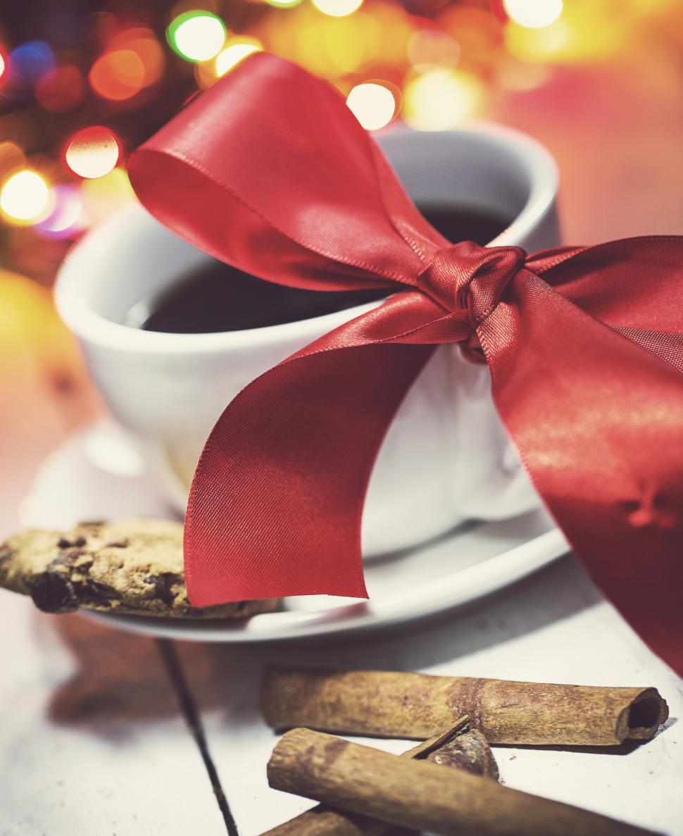 Free Image of Delicious gift coffee and treats on the table 