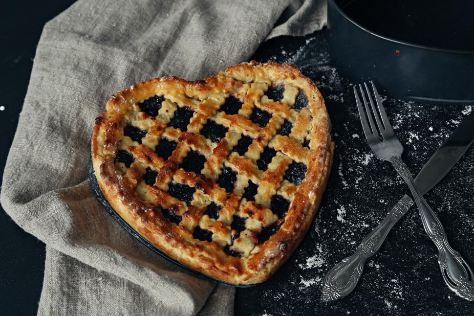 Free Image of Homemade heart-shaped pie 