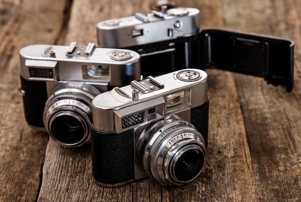 Free Image of Retro cameras on a table 