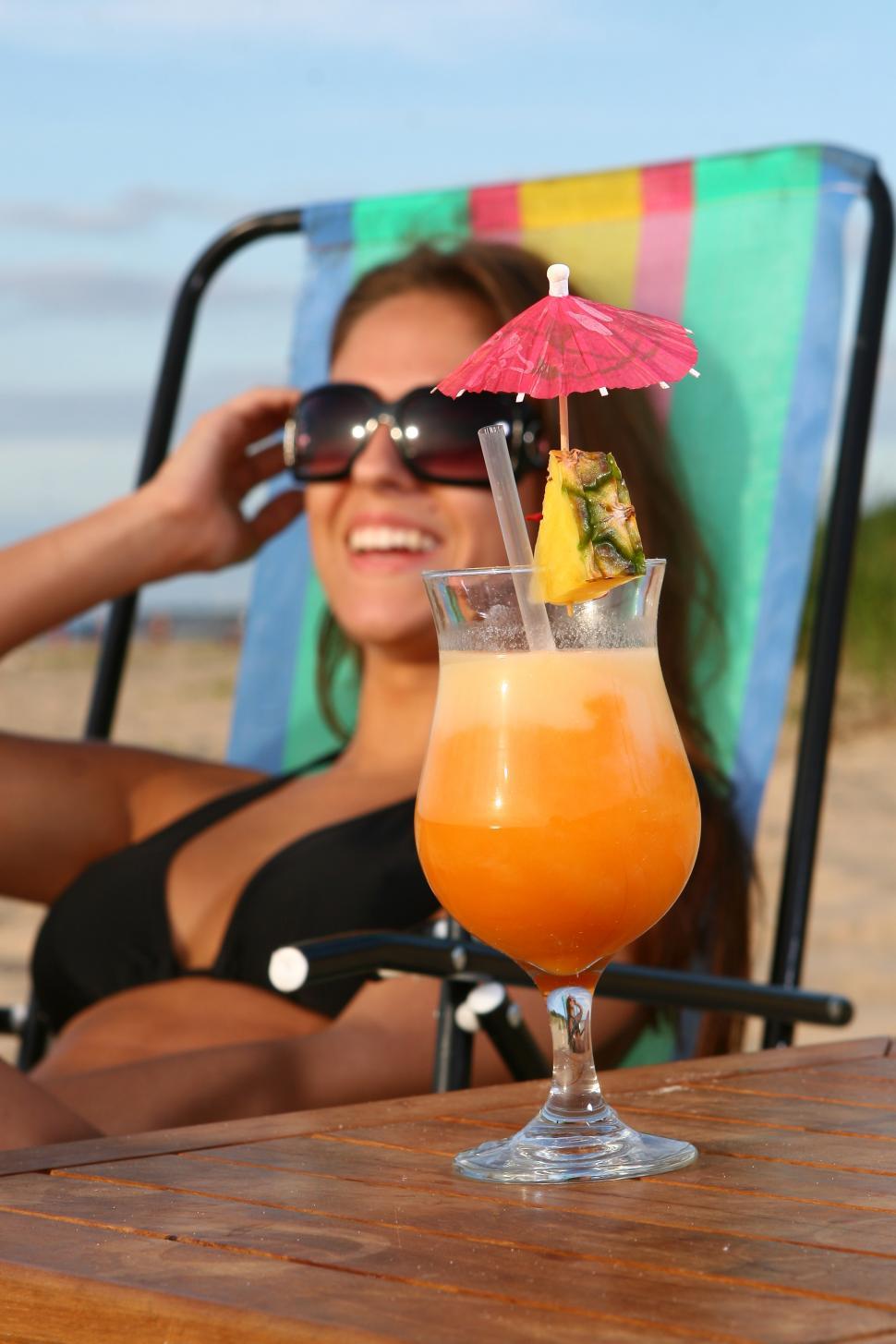 Free Image of fresh summer cocktail on a table at the beach 