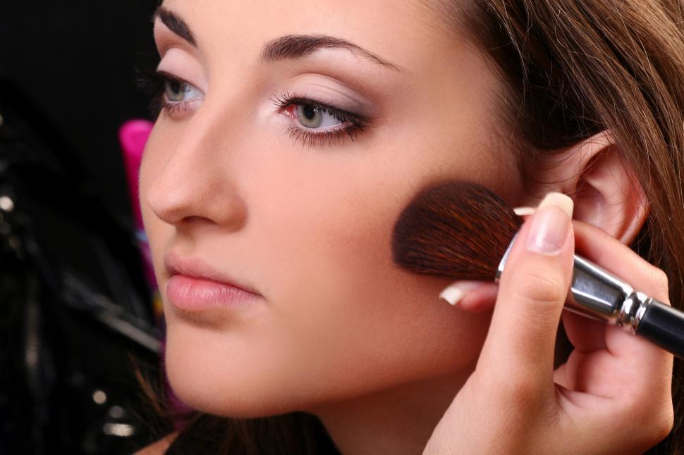 Free Image of Applying make up with a brush 