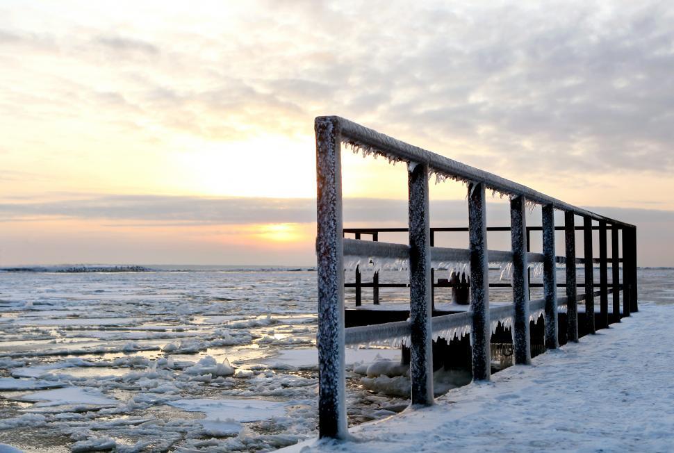 Free Image of Winter water scene, ice on the railing 