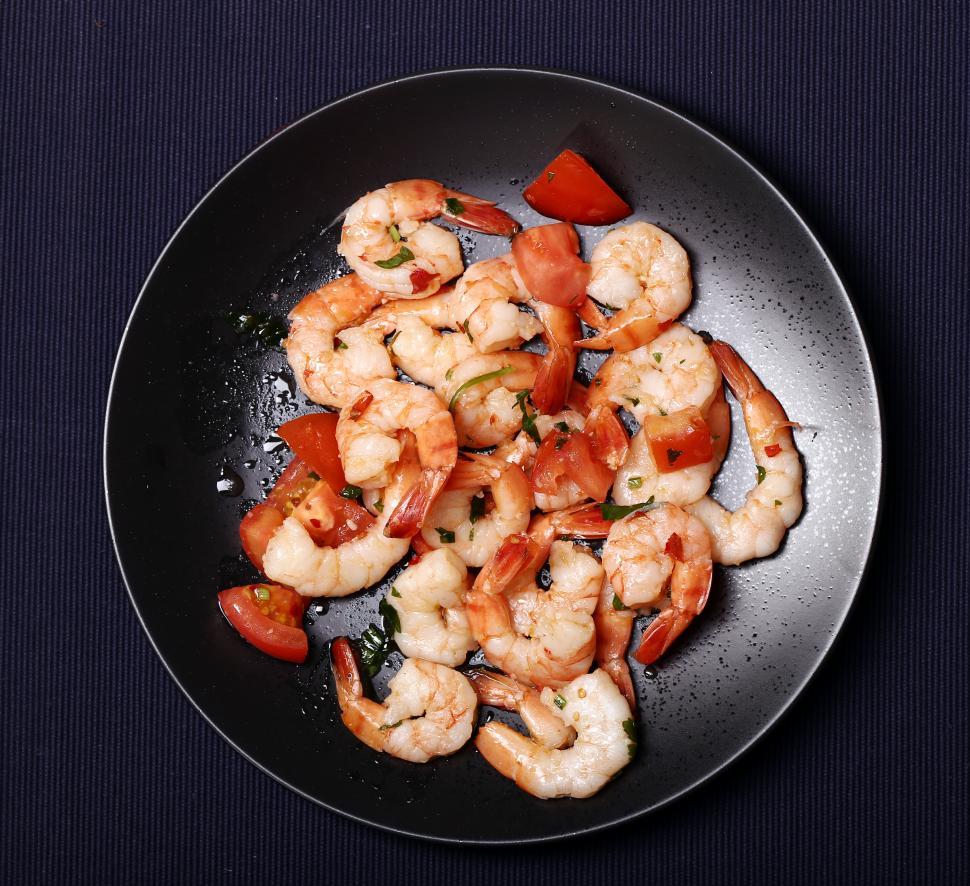 Free Image of Shrimp. Freshly cooked shrimp plated on round dish 