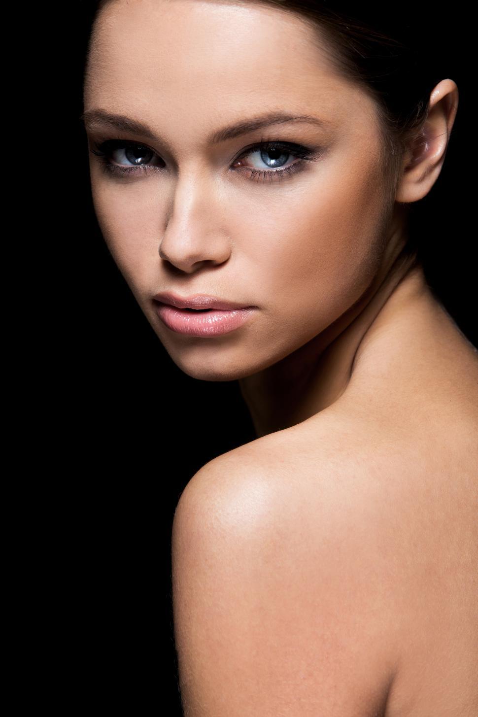 Free Image of Model looking over shoulder, catchlight in eyes 