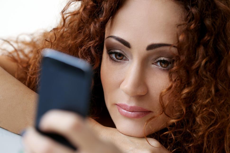Free Image of Woman using her smartphone, scrolling 