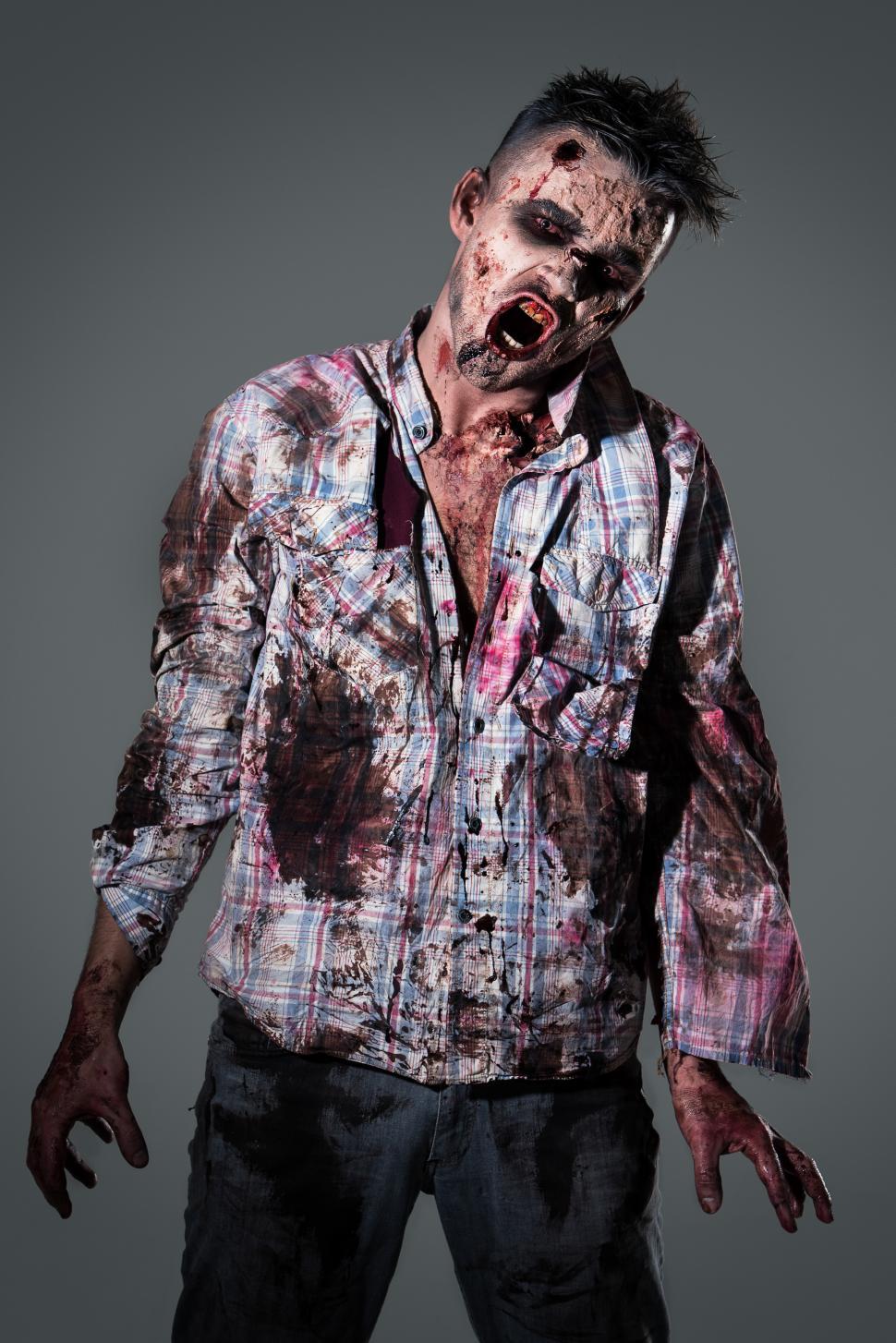 Free Image of Scary zombie cosplay 