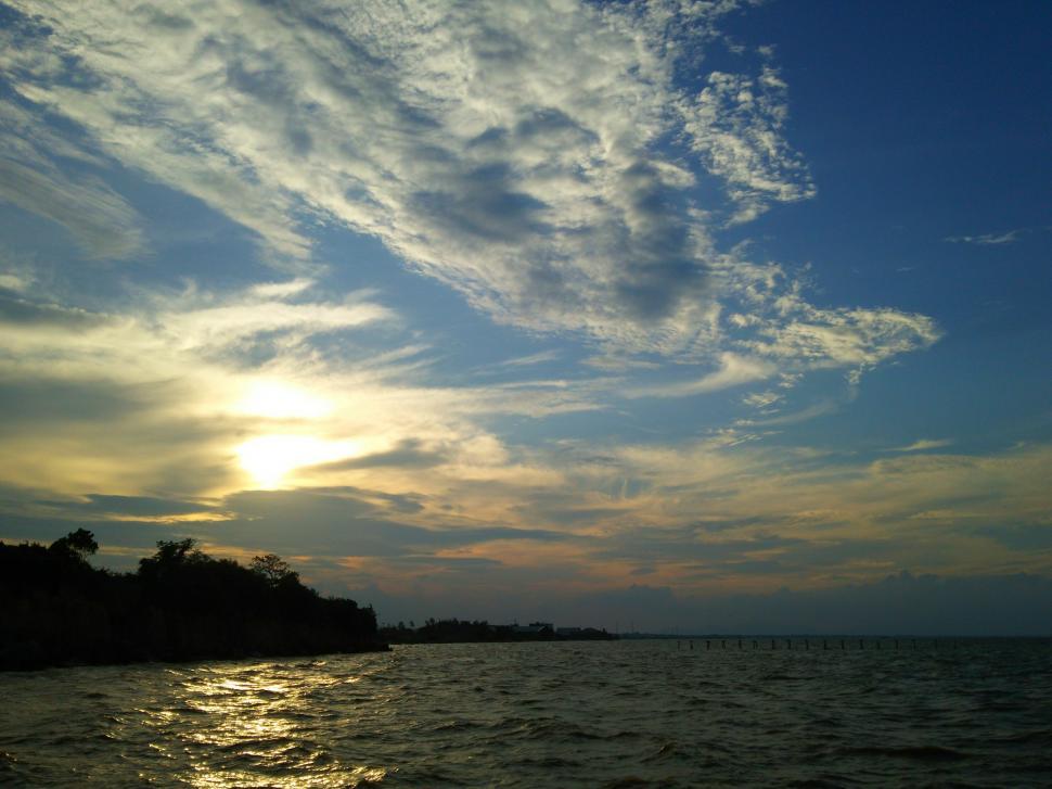 Free Image of Cloudy sunset  