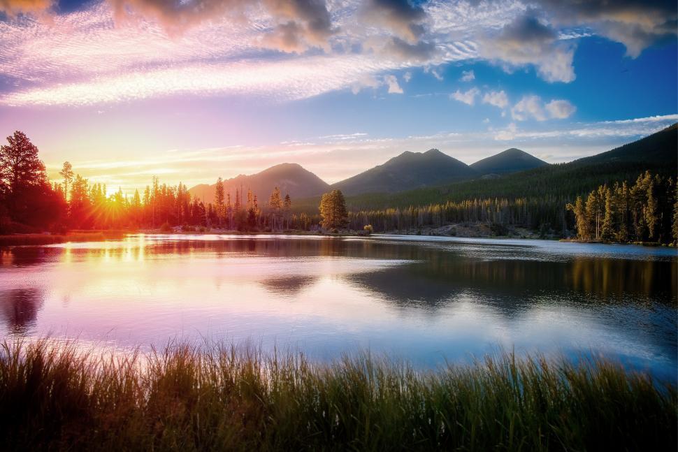 Free Image of Lake in the Mountains - Vivid Sunset 