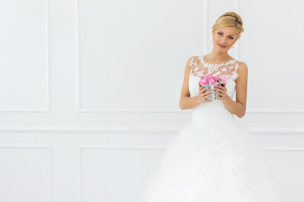 Free Image of Wedding. Beautiful bride with copyspace 