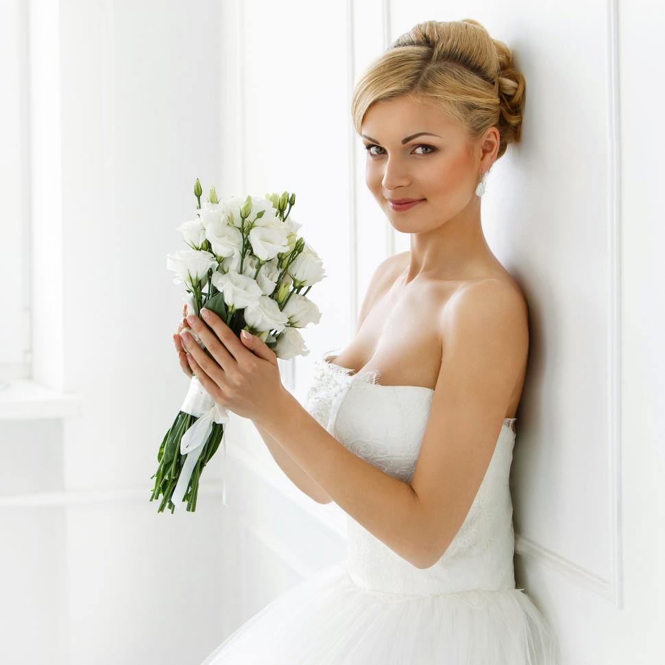 Free Image of Wedding. Beautiful bride holding white flowers 