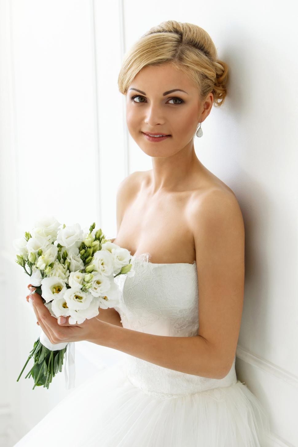 Free Image of Wedding. Bride with bouquet of white flowers 
