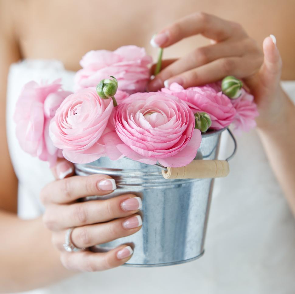 Free Image of Wedding. Pink roses centerpiece  