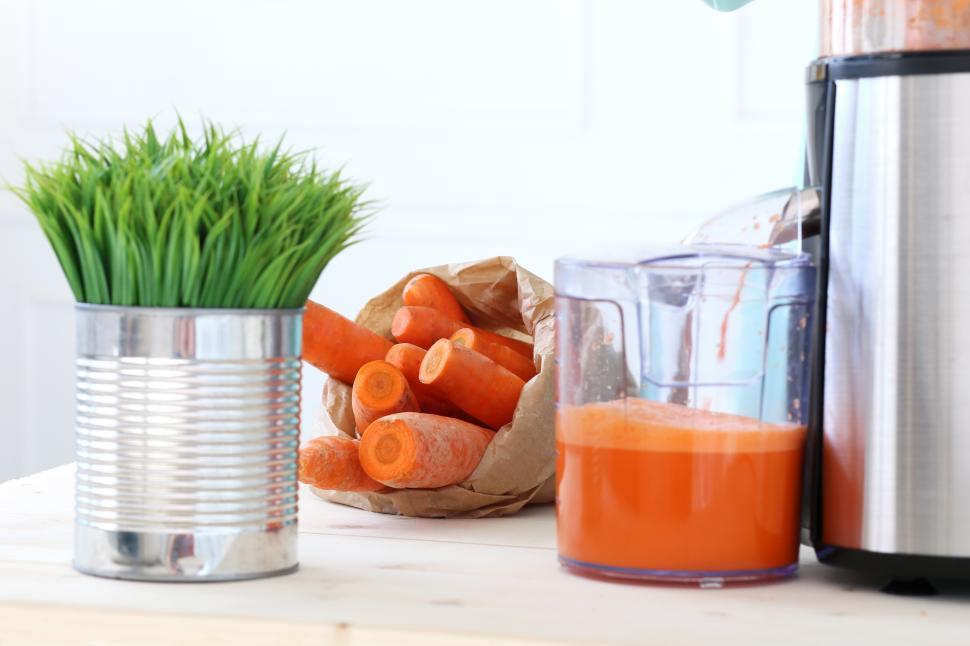 Free Image of Carrot juice and juice machine 