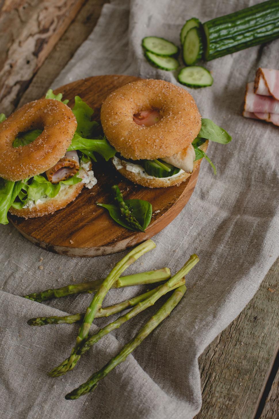 Free Image of Bagel sandwich with fresh vegetables 