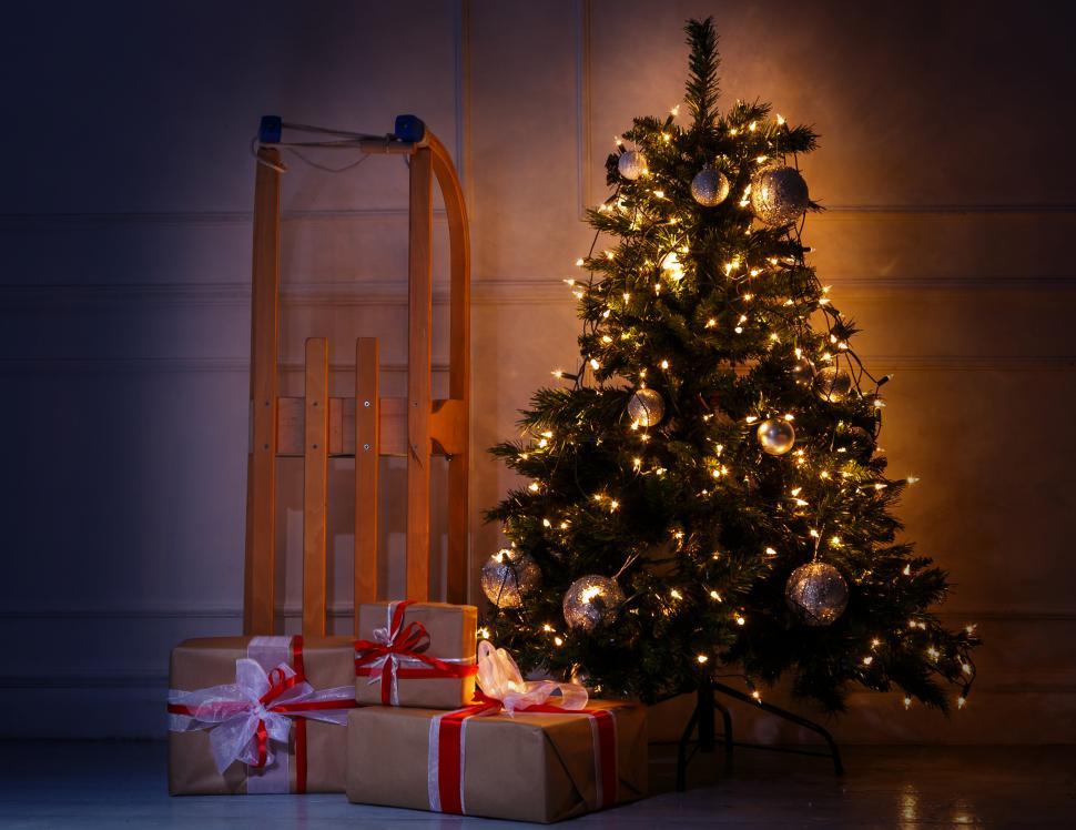 Free Image of Christmas tree and gifts 
