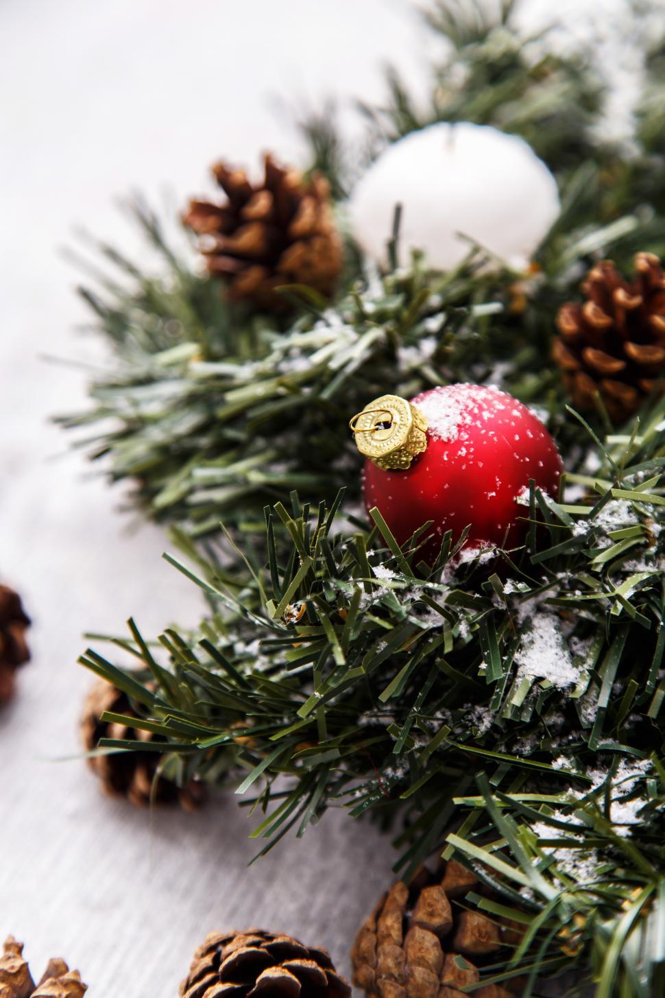 Free Image of Pinecones and fir and ornaments 
