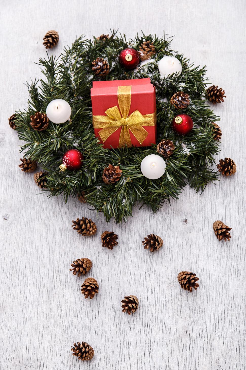 Free Image of Pinecones and fir wreath with wrapped gift 