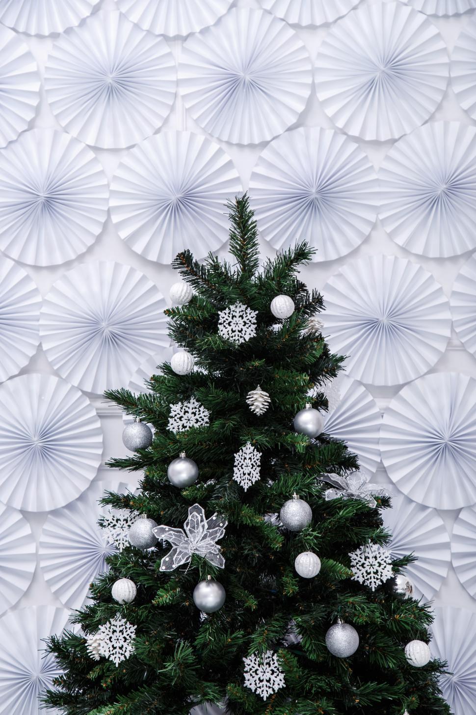 Free Image of Christmas tree on paper circle background 