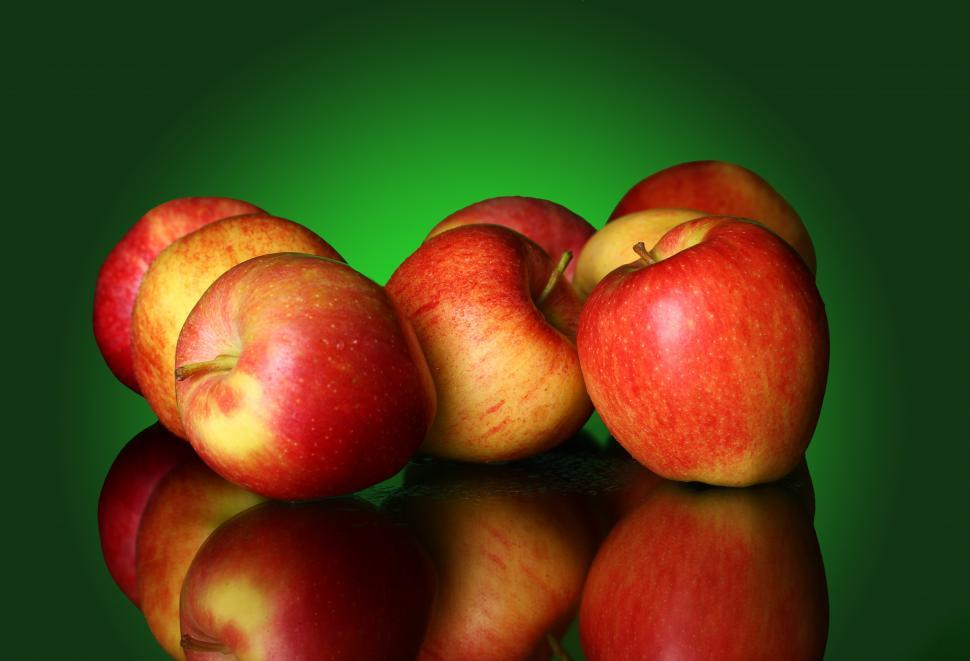 Free Image of Fresh and tasty whole red apples 
