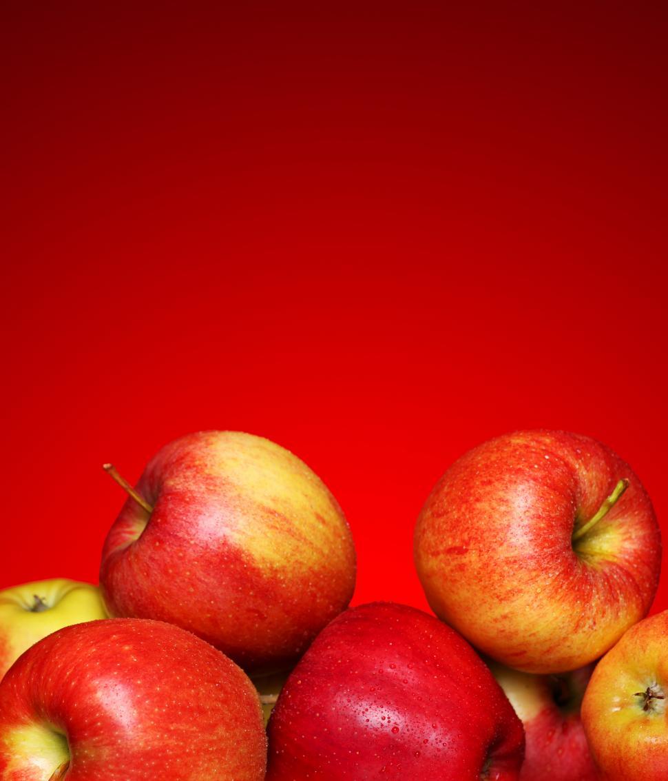 Free Image of Fresh and tasty apples with copyspace 