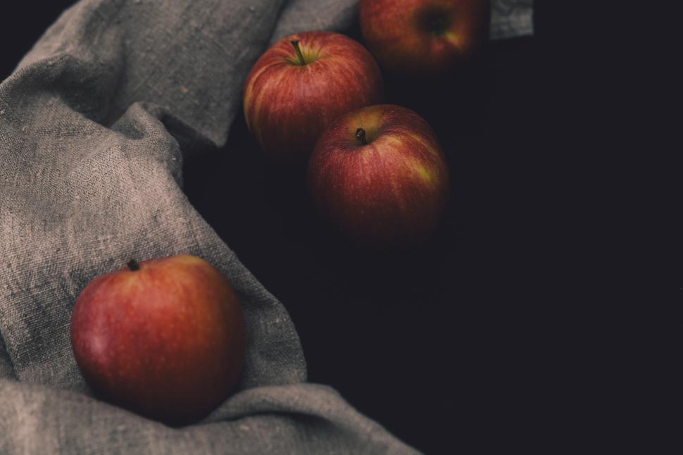 Free Image of Delicious apples in a dark setting 