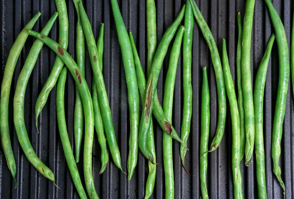 Free Image of Green beans laid out in rows 