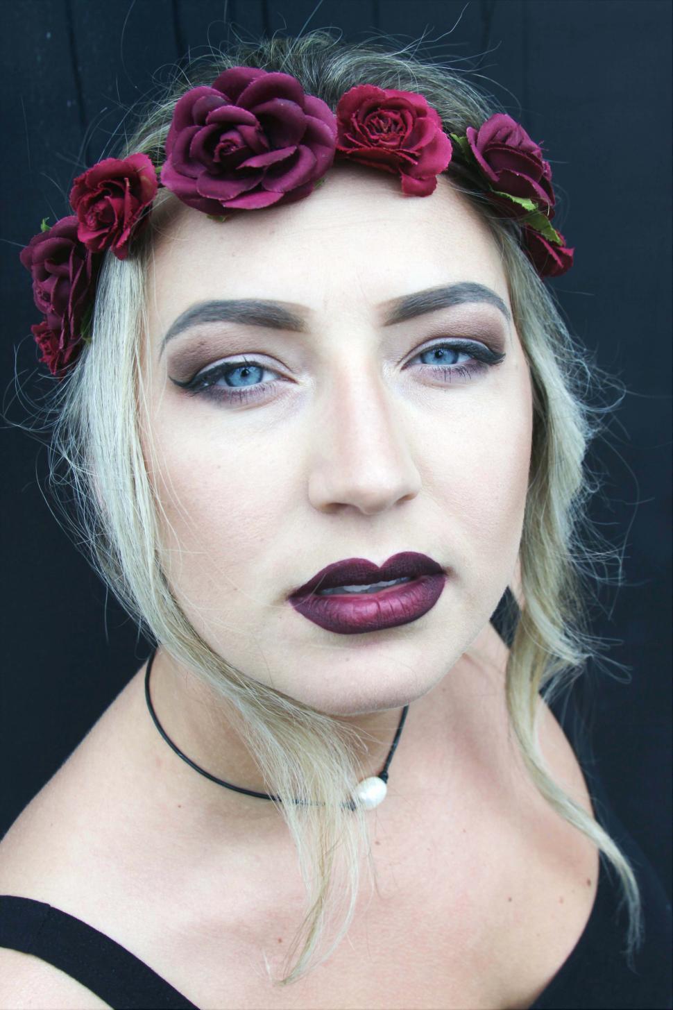 Free Image of Female fashion model with blonde hair and red rose headband, pos 