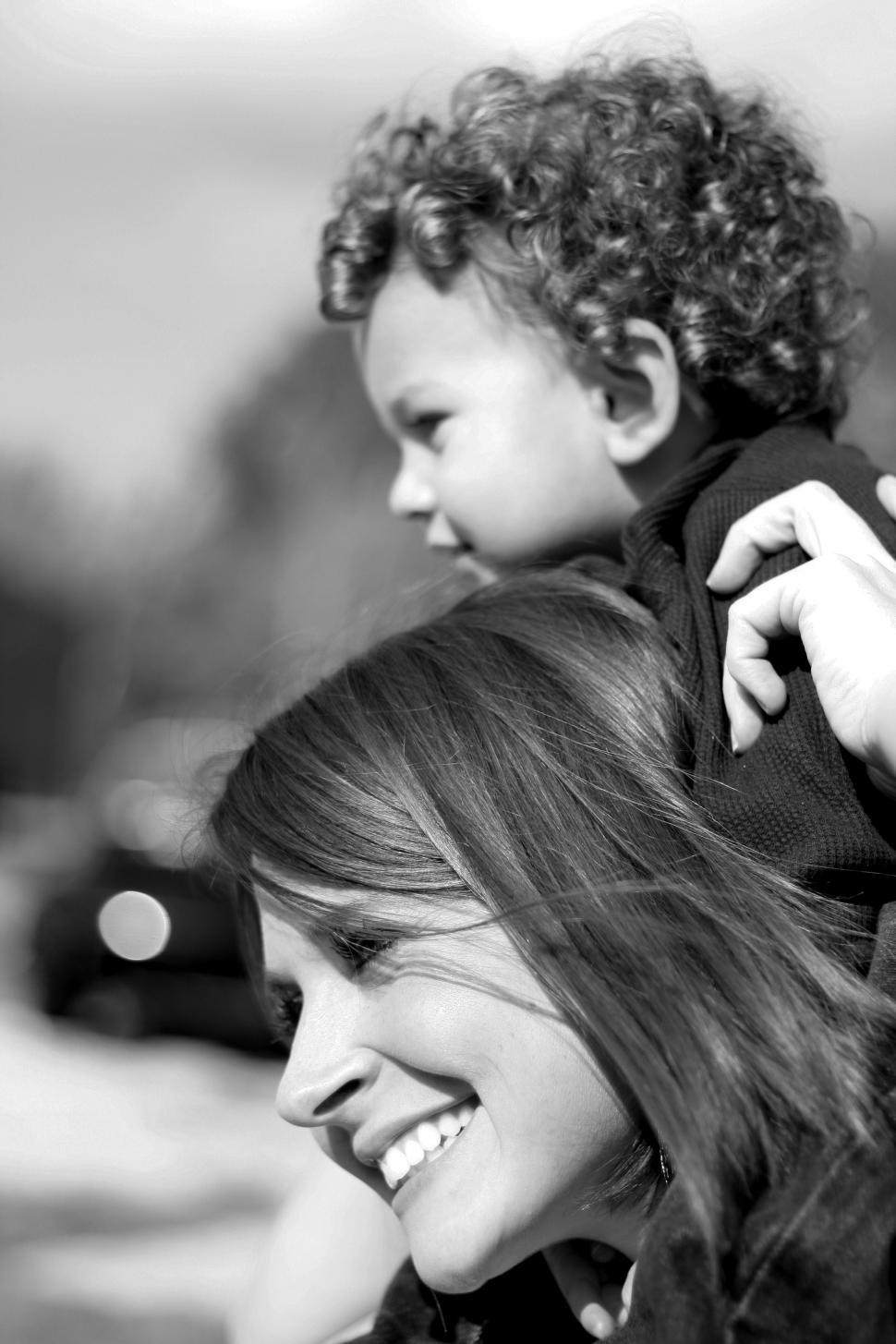 Free Image of Smiling mother with toddler boy - b&w 