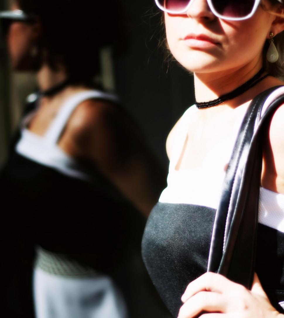 Free Image of Stylish woman with sunglasses and handbag 
