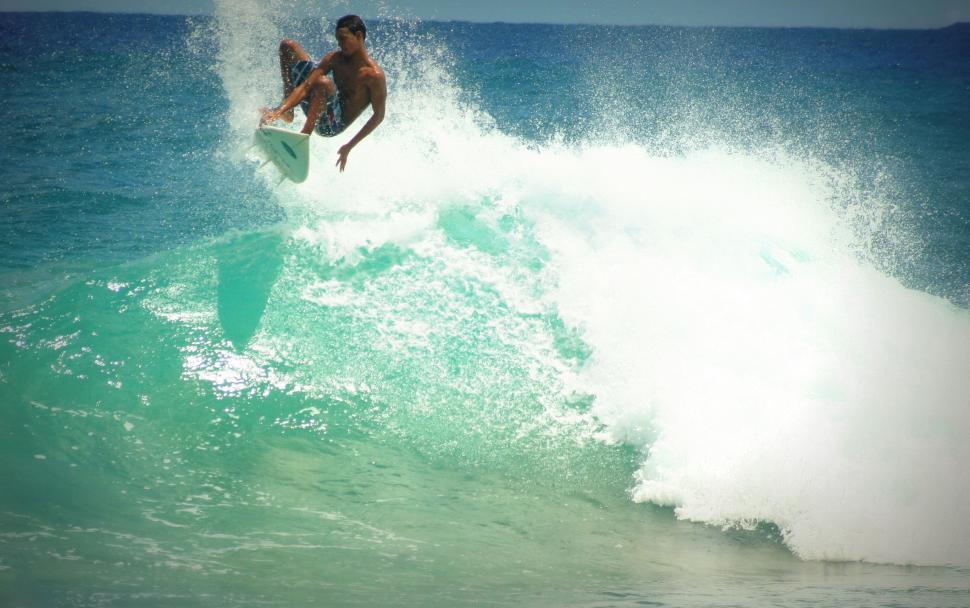 Free Image of Surfer surfing in ocean 