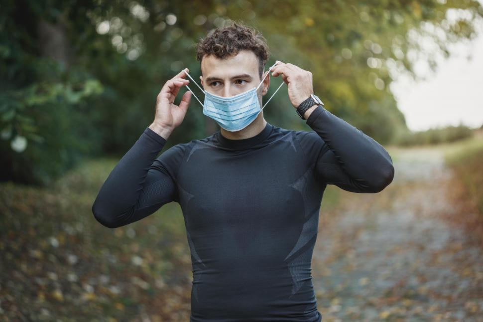 Free Image of Male athlete with Coronavirus face mask in the park 
