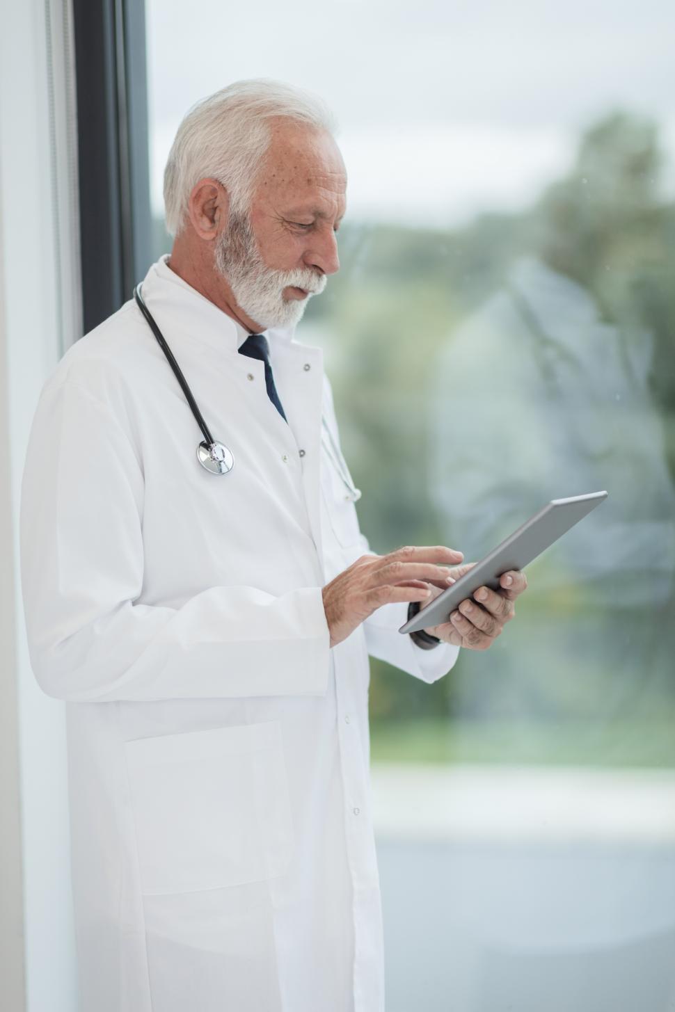 Free Image of Doctor with tablet computer 