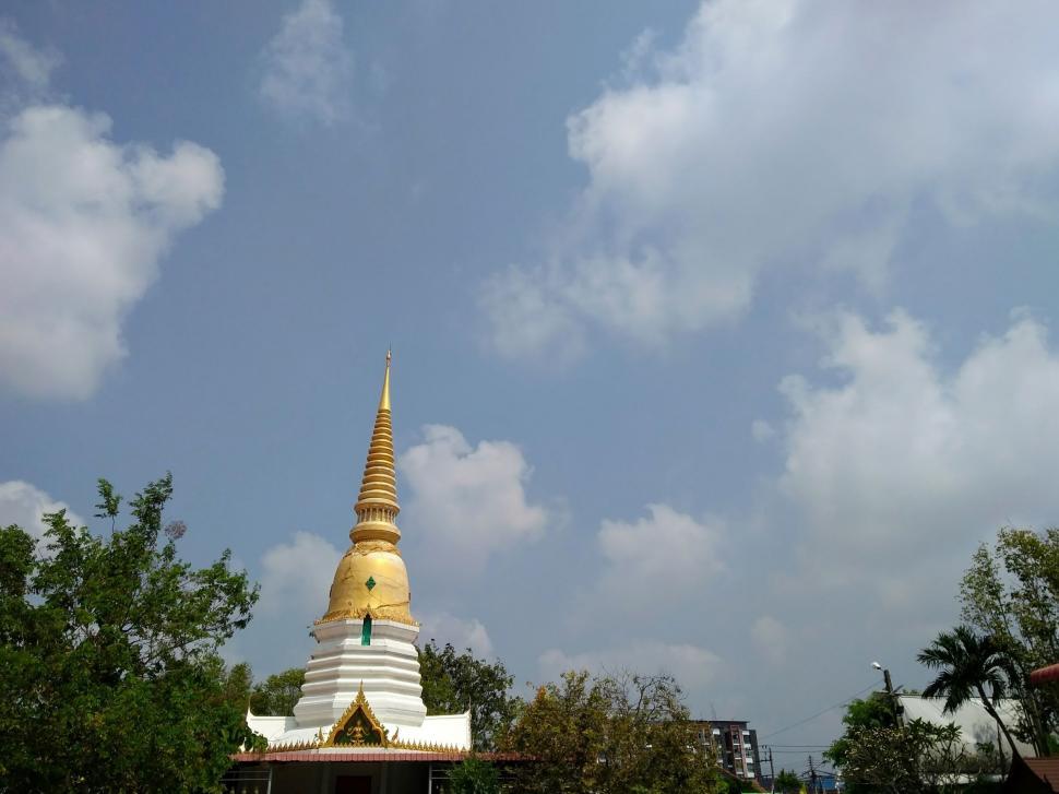 Free Image of Gold Buddhist temple spire  