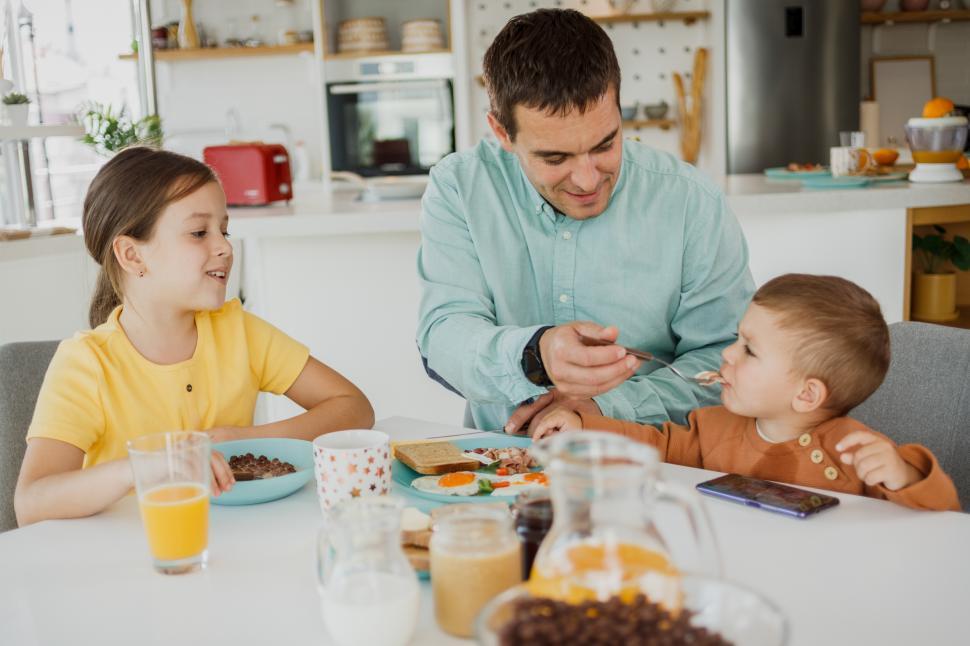 Free Image of Caucasian family having breakfast at home 