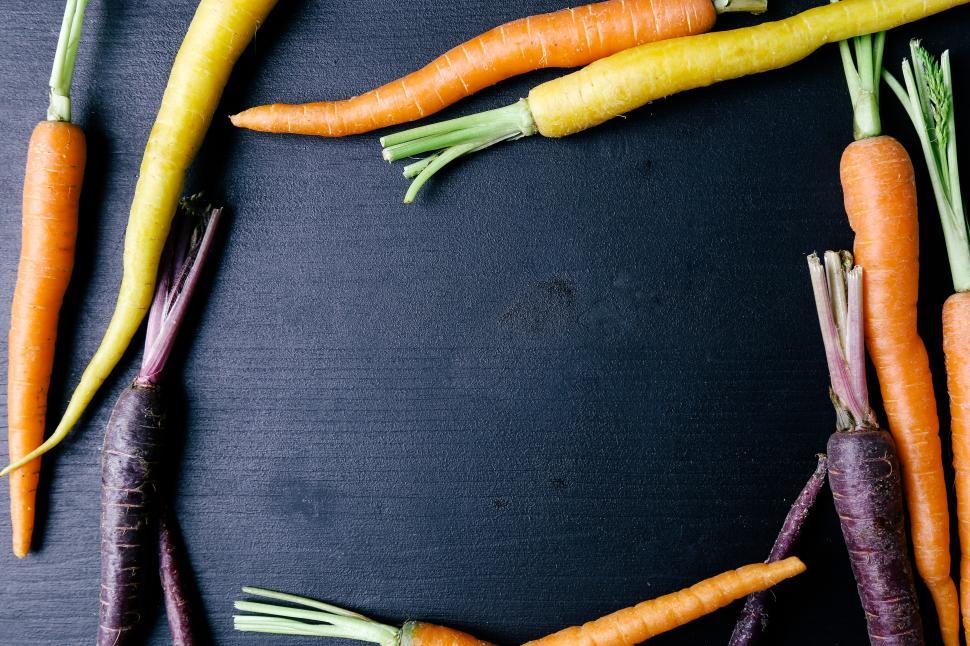 Free Image of Carrots frame the copyspace on the table 