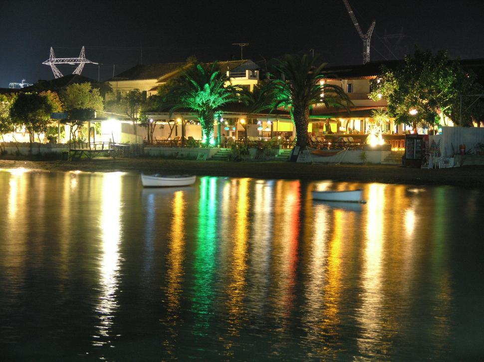 Free Image of Seaside Resort at night 