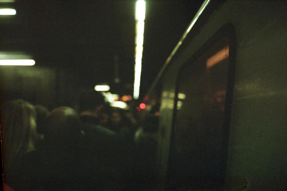 Free Image of Commuters and train 